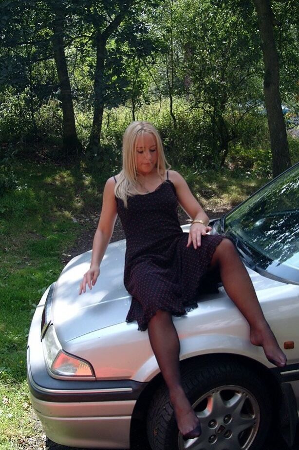 21P La rubia rolliza Natalie Heck haciendo alarde de su gran culo y masturbándose al aire libre