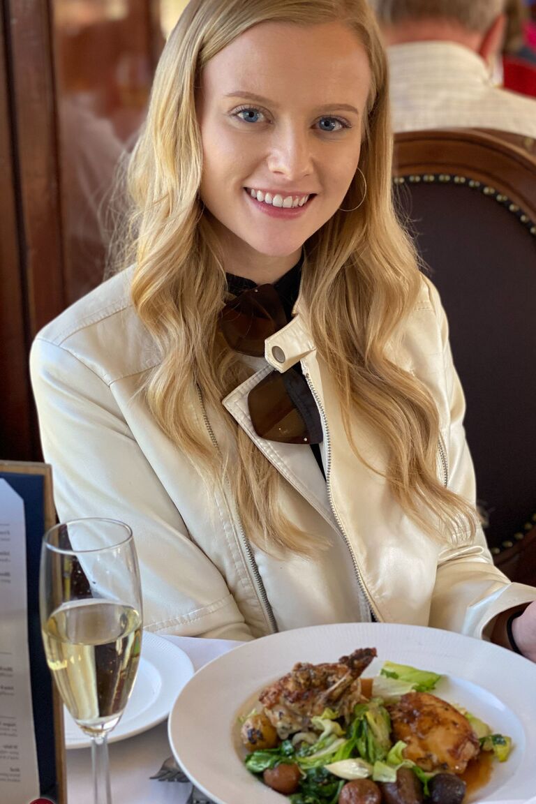 21P Rubia amateur con un gran culo Paris White hace alarde de su dulce manguito en solitario