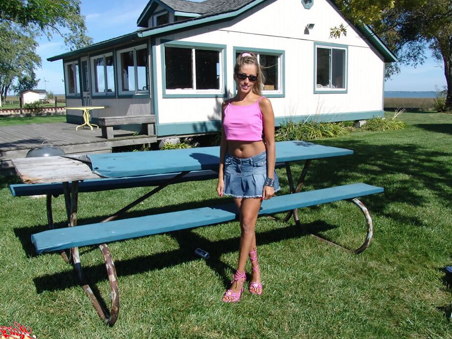 15P La linda amateur Lori Anderson muestra su falda desnuda
