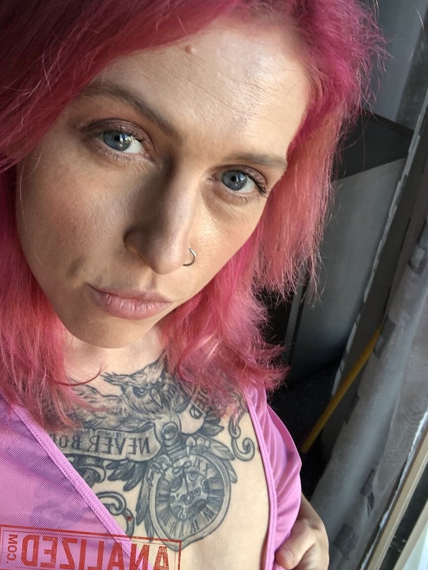 21P La rubia Eva Stone muestra sus tetas mientras la madura de pelo rosa Yara Phoenix se desnuda