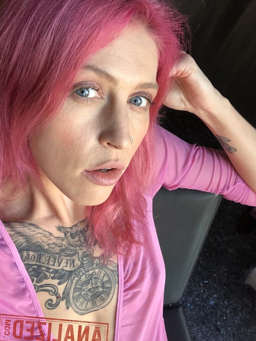 21P La rubia Eva Stone muestra sus tetas mientras la madura de pelo rosa Yara Phoenix se desnuda