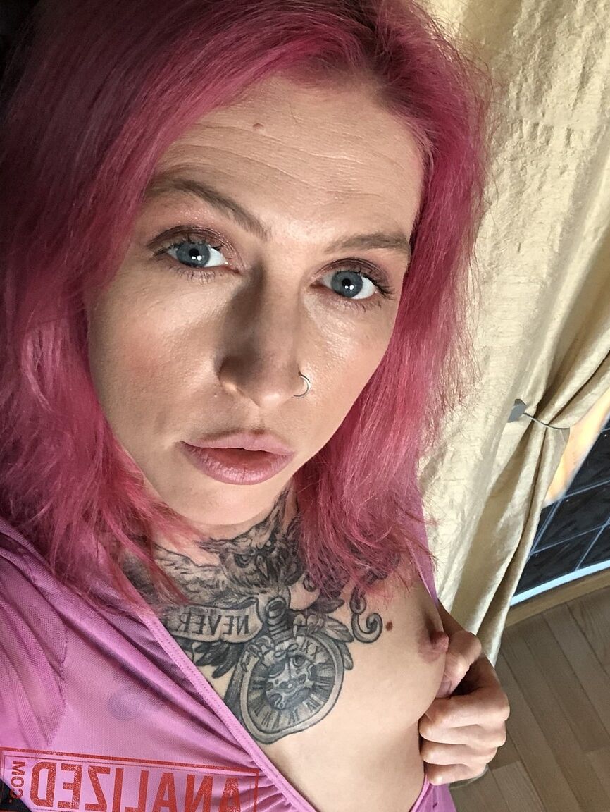 21P La rubia Eva Stone muestra sus tetas mientras la madura de pelo rosa Yara Phoenix se desnuda