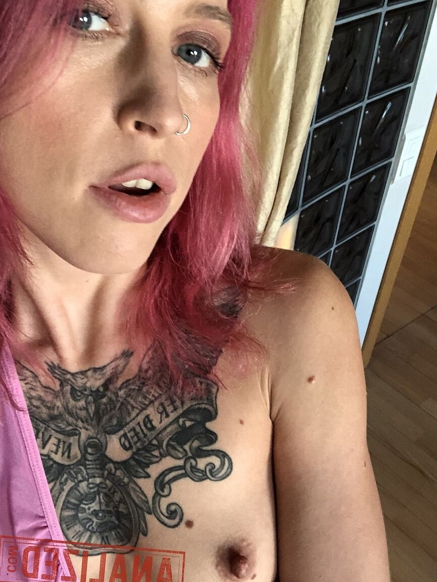 21P La rubia Eva Stone muestra sus tetas mientras la madura de pelo rosa Yara Phoenix se desnuda