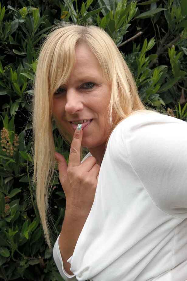 20P La gruesa y amateur Sweet Susi desnuda su gran trasero y sus tetas en el patio trasero