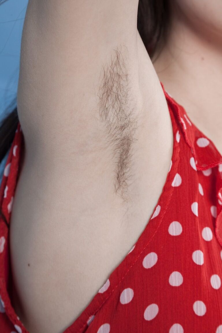 16P La amateur anoréxica Maia saca las bolas de Ben Wa de su coño peludo