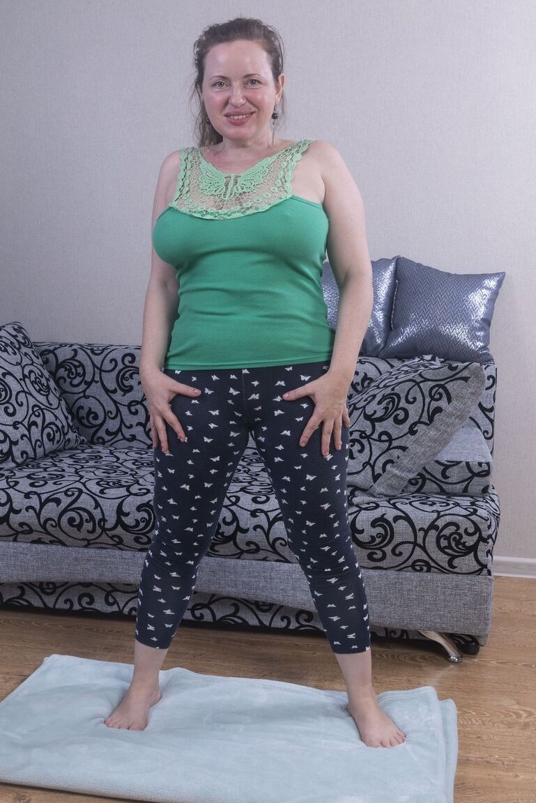 16P La gordita amateur Eva Brawn se descubre las grandes tetas antes de mostrar su coño natural