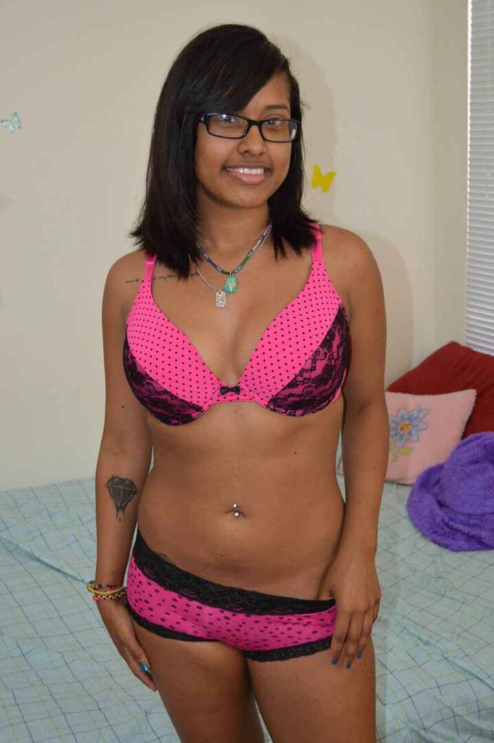 16P Ebony Girl enlève ses lunettes et ses sous-vêtements pour ses premières poses nues