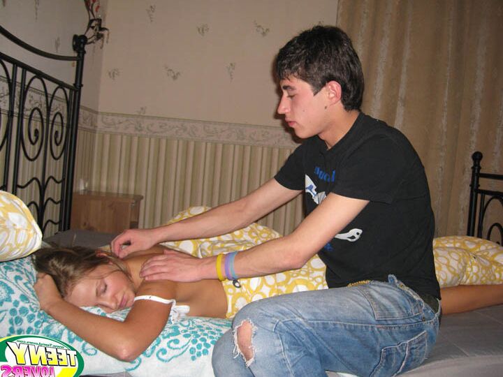 16P Jovem casal se beija durante as preliminares antes de foder na cama