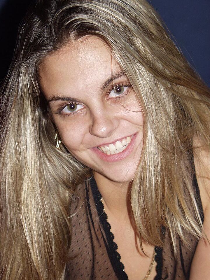 16P La sucia rubia Taylor abre su coño con los dedos durante su primera sesión de desnudos