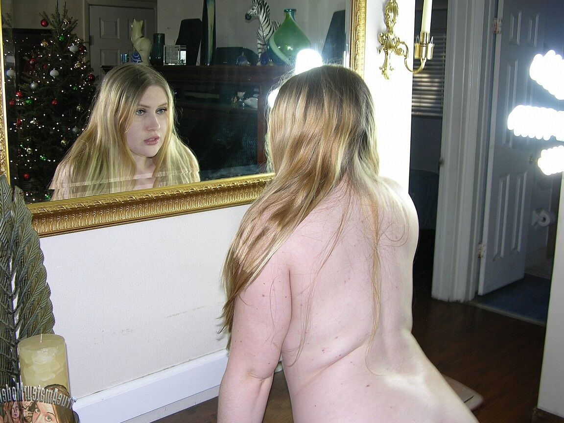 16P Amador BBW Emma posa completamente nua na cama sozinha