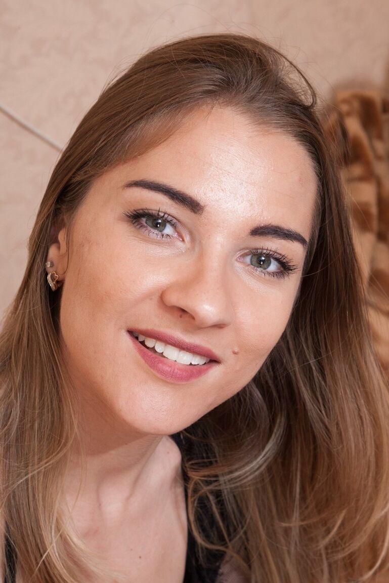 16P A linda Regina ostenta peitos pequenos e flácidos e espalha seu castor muito peludo