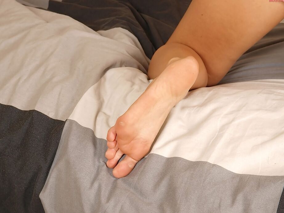 16P Amatrice brune nue écartant ses longues jambes et exposant son vagin rasé
