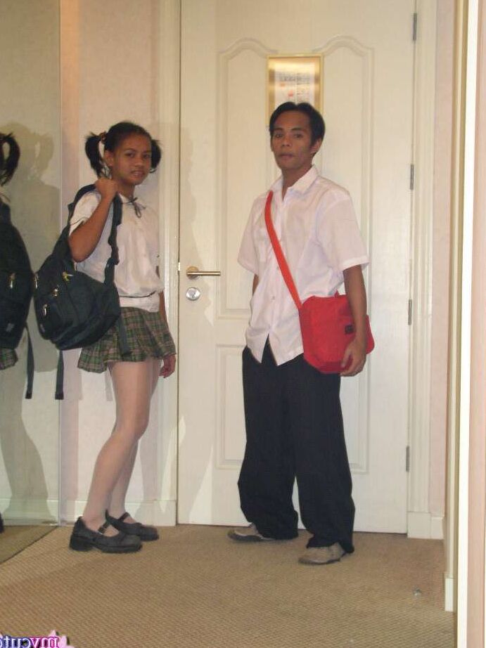 16P Joven colegiala filipina recibe esperma en la cara después de tener sexo con su novio