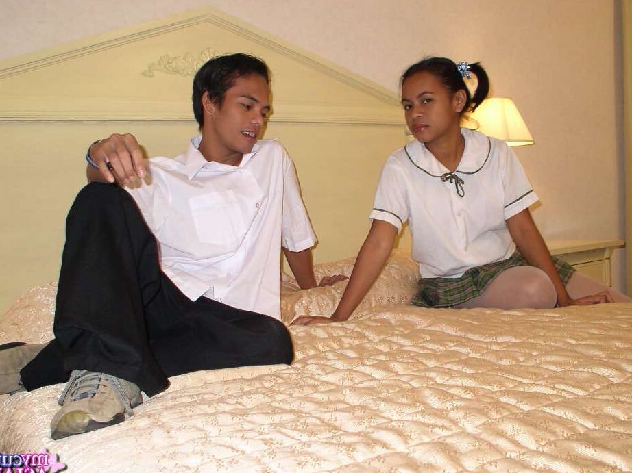 16P Joven colegiala filipina recibe esperma en la cara después de tener sexo con su novio