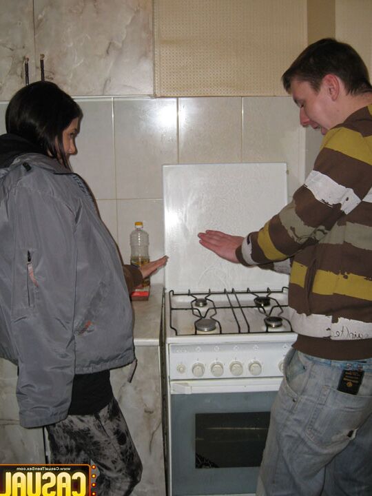 16P Des amants adolescents se livrent à une baise hard en couple dans la cuisine