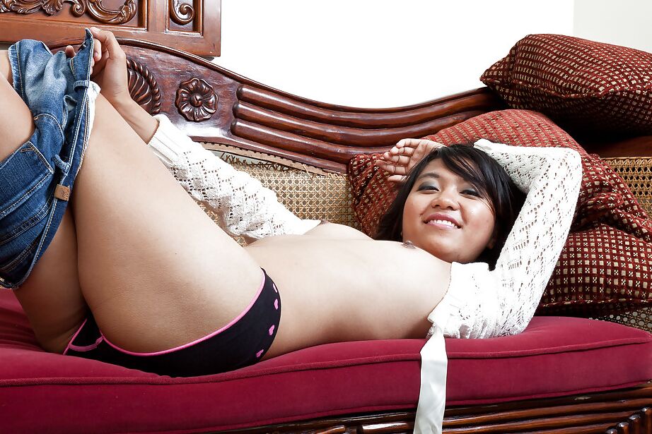 16P Pequeña asiática amateur con sexy fanny desnudándose y burlándose de sí misma