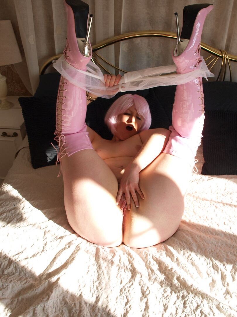 16P La gordita amateur Samantha se acaricia la vagina afeitada con botas por encima de la rodilla