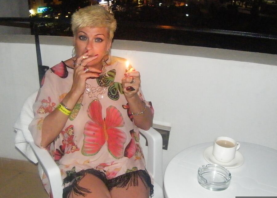20P Mulher madura sexy Dimonty fica nua depois de fumar um cigarro na varanda