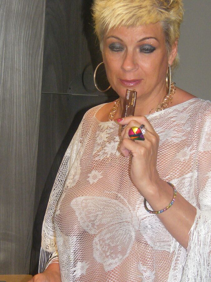 20P Mulher madura sexy Dimonty fica nua depois de fumar um cigarro na varanda
