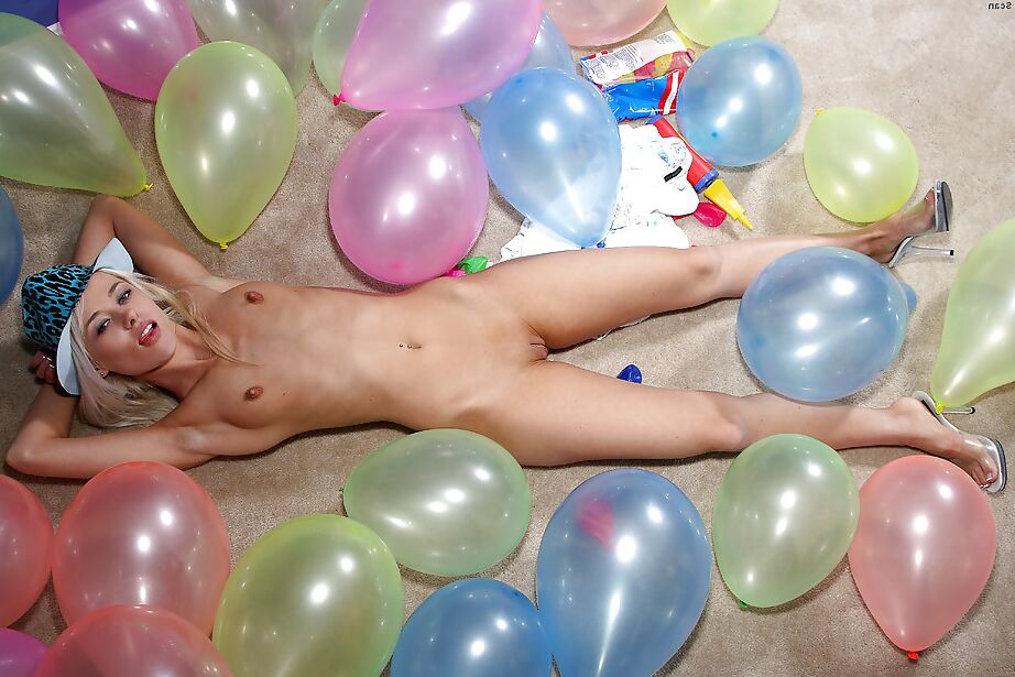 16P La dulce rubia Rebecca Blue se desnuda y se masturba