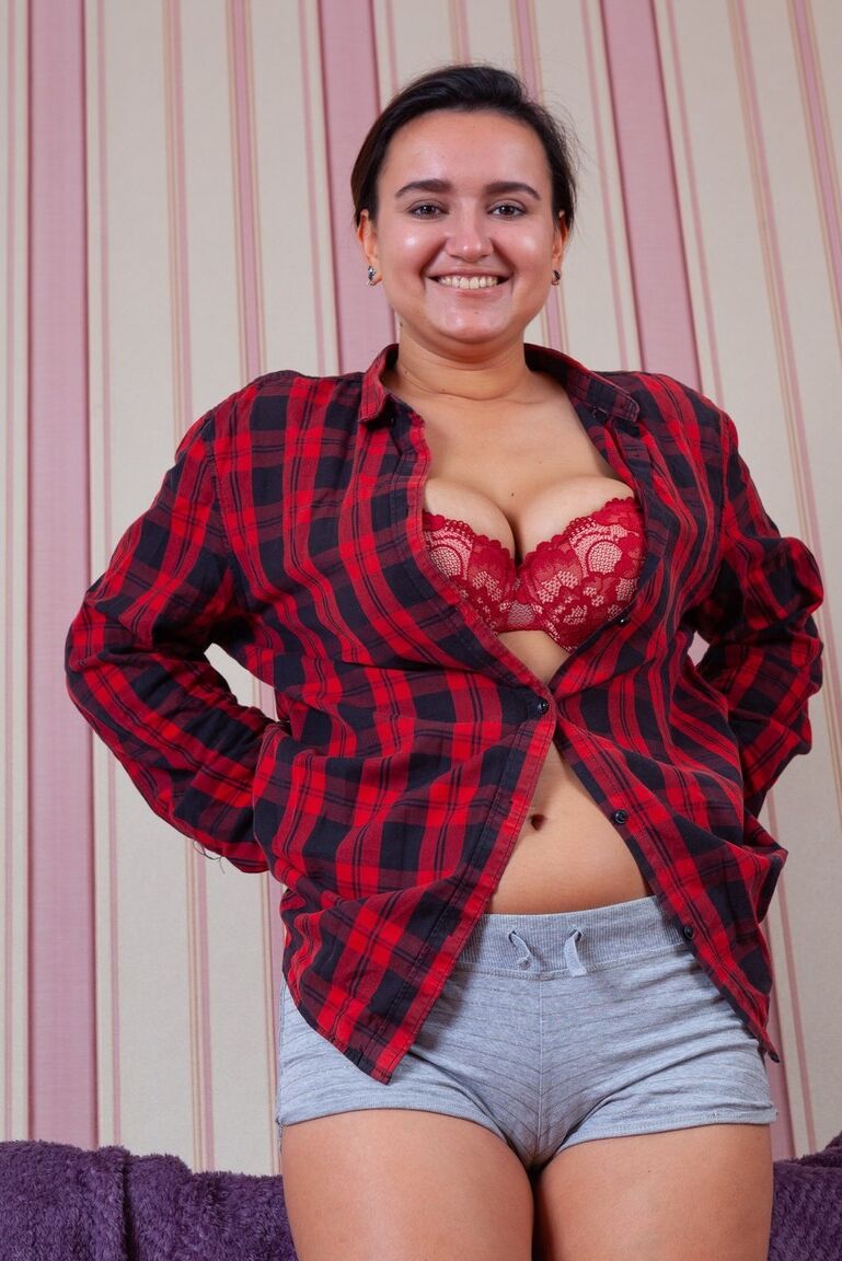 16P La tetona amateur Ramira muestra su jugoso trasero y su castor al mismo tiempo