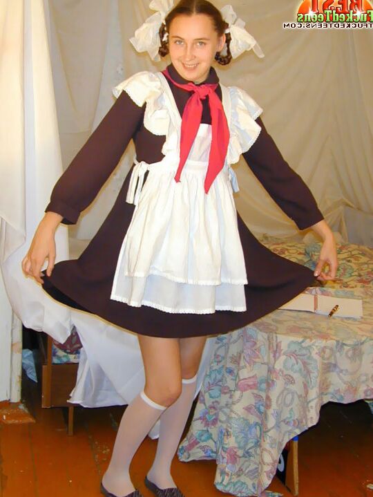 20P 幼そうな女の子がメイド服で二人の男に同時に犯される