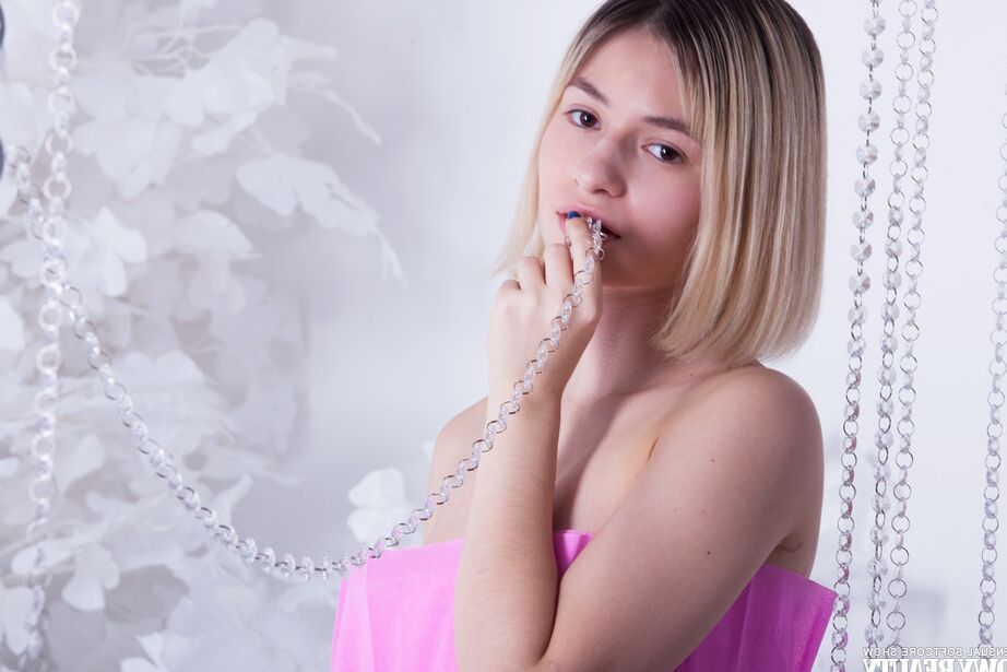 20P La joven rubia Yulya se desnuda mientras usa calcetines blancos con volantes