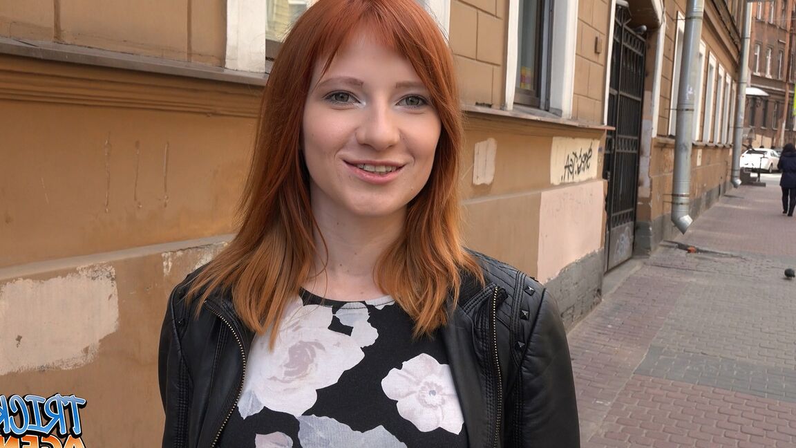 21P Lili Fox, une jeune rousse, se fait fourrer la chatte sur un canapé de casting.