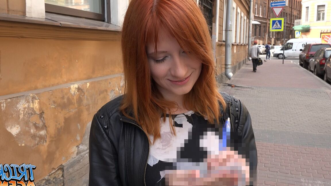 21P Lili Fox, une jeune rousse, se fait fourrer la chatte sur un canapé de casting.