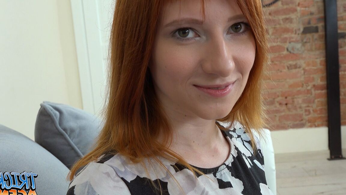 21P Lili Fox, une jeune rousse, se fait fourrer la chatte sur un canapé de casting.