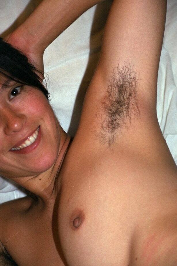 16P Oriental amateur Amanda haciendo alarde de piernas peludas mientras revela su castor
