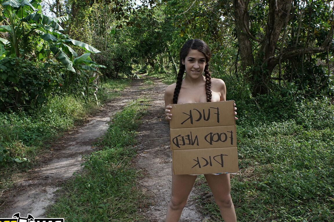 21P Ninfomaníaca adolescente nua Annika Eve é pega e fodida por um pervertido