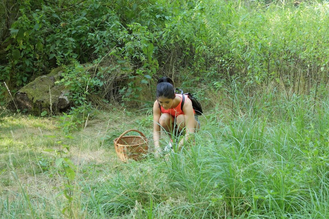 16P A jovem morena Jody D faz sexo perto de alguns arbustos com um velho sem-teto