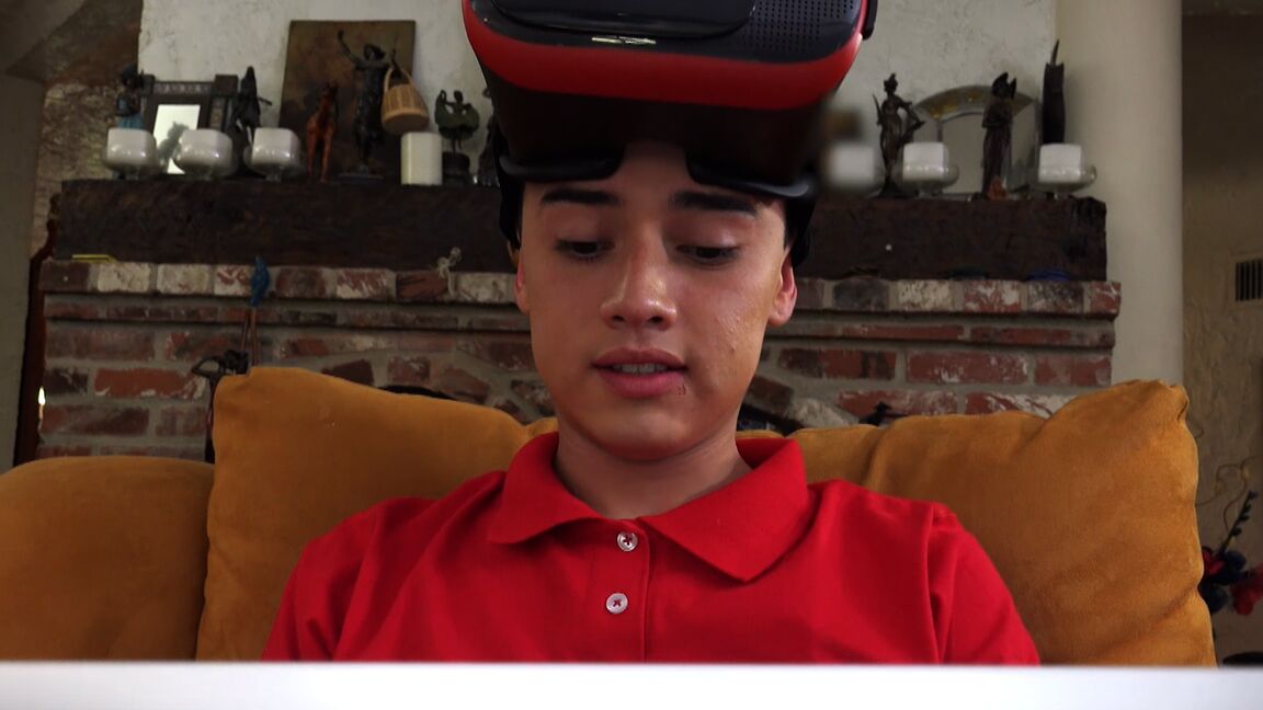 21P 熱いお尻を持つ曲線美の黒人アーニャ・アイビーが VR セットで男に犯される