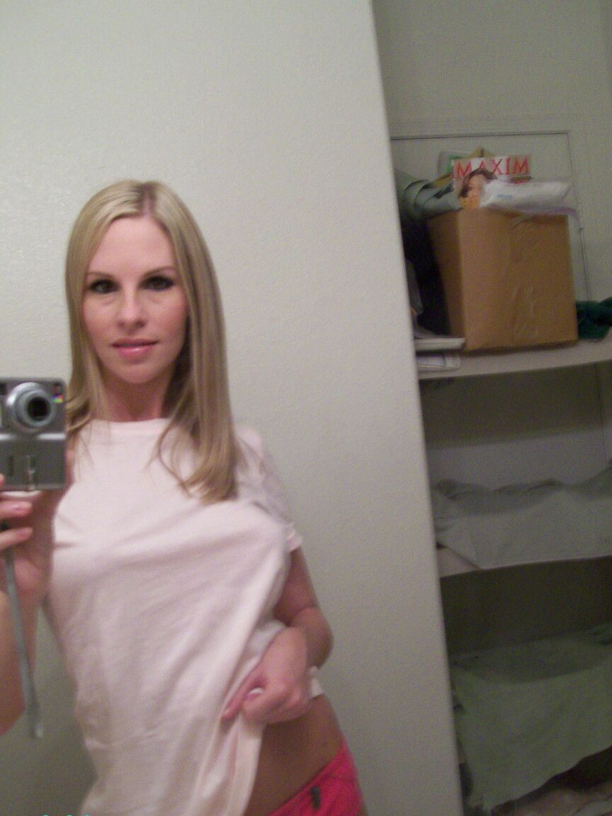 Die 15P blonde Amateurin Aimee enthüllt ihre falschen Brüste, während sie Spiegel-Selfies macht