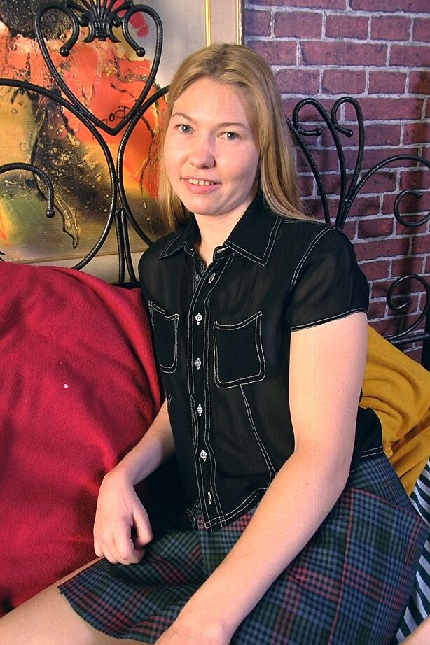 Maria, amatrice orientale blonde 16P, dévoile ses lèvres charnues avant de jouer avec sa chatte.