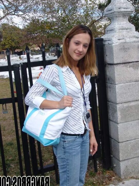 21P A linda adolescente morena Amy entra na van de um estranho e dá uma surra em seu pau duro
