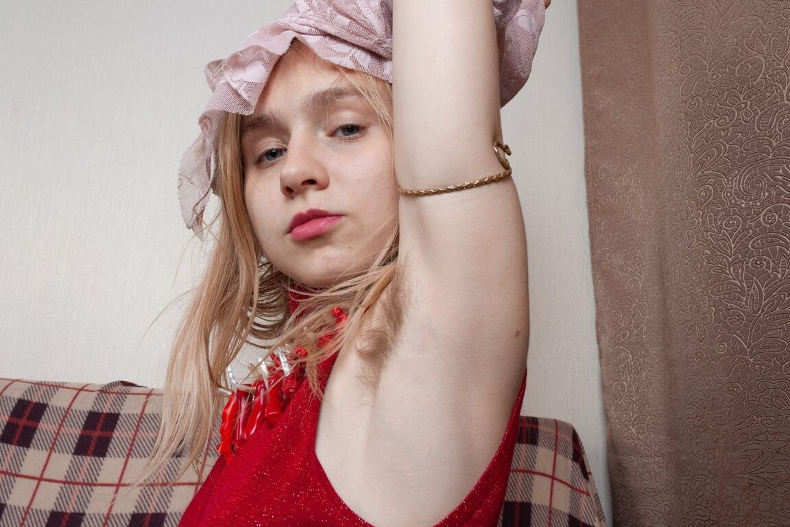 16P Die süße Blondine Lightfairy stellt ihre behaarten Achselhöhlen und ihren behaarten Busch nackt zur Schau