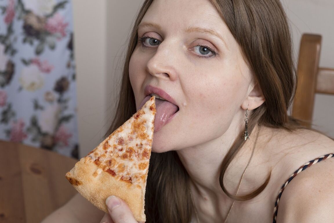 16P L'amatrice Milasha mange une part de pizza avant de montrer son trou du cul et sa chatte