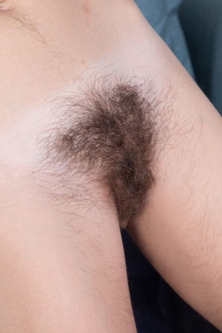 21P La preciosa morena Atisha se desnuda hasta quedar prácticamente en nada
