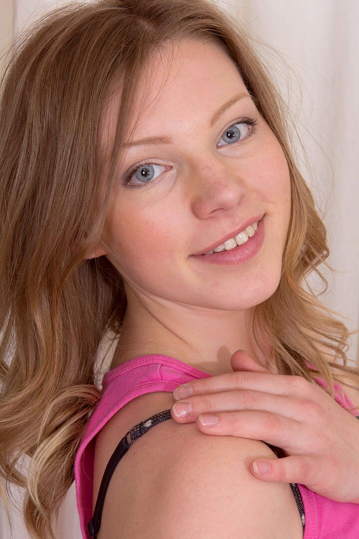 16P Amber, amatrice en chaleur, montre ses tétons sexy et sa chatte chaude en culotte