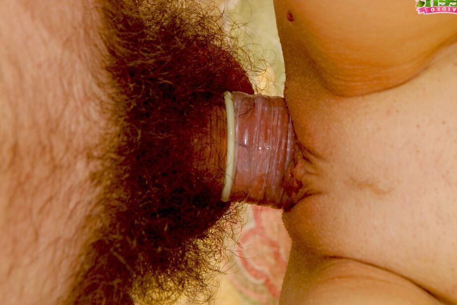 20P Uma adolescente com tesão dá suspiros altos ao conseguir perfurar a vagina com força
