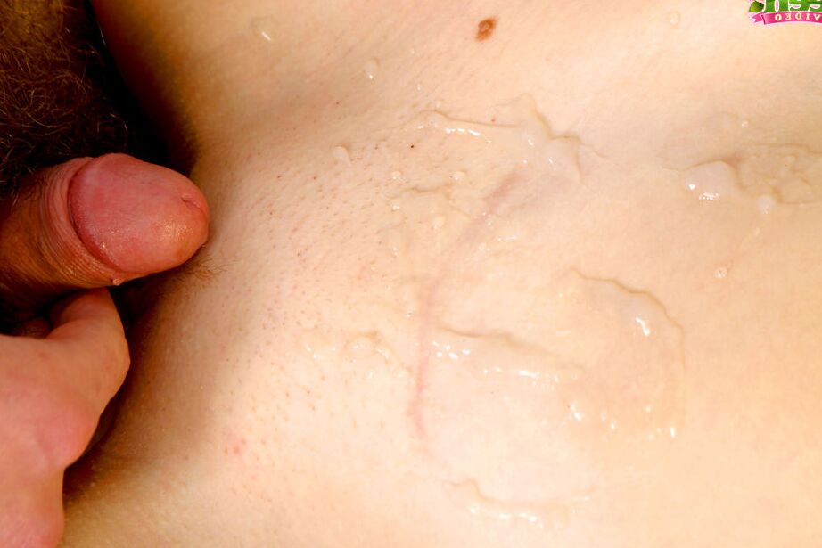 20P Uma adolescente com tesão dá suspiros altos ao conseguir perfurar a vagina com força