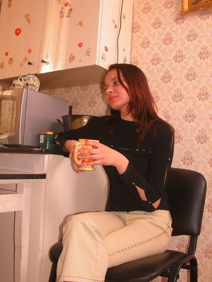 21P Jovem dona de casa europeia Poly fodendo seu marido com tesão no balcão da cozinha