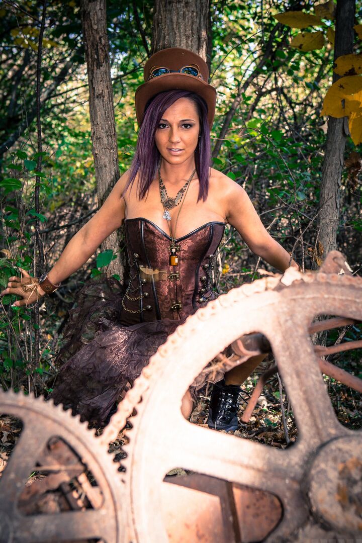 15P La cosplayer amateur Nikki Sims en tanga dejando al descubierto sus firmes tetas en el bosque