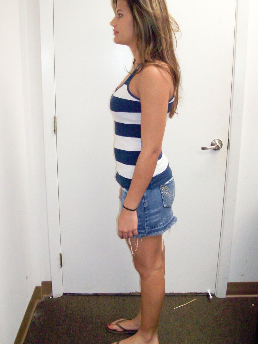 20P Petite Babe mit kleinen Titten Diana enthüllt bei einem Casting ihre rasierte Fotze