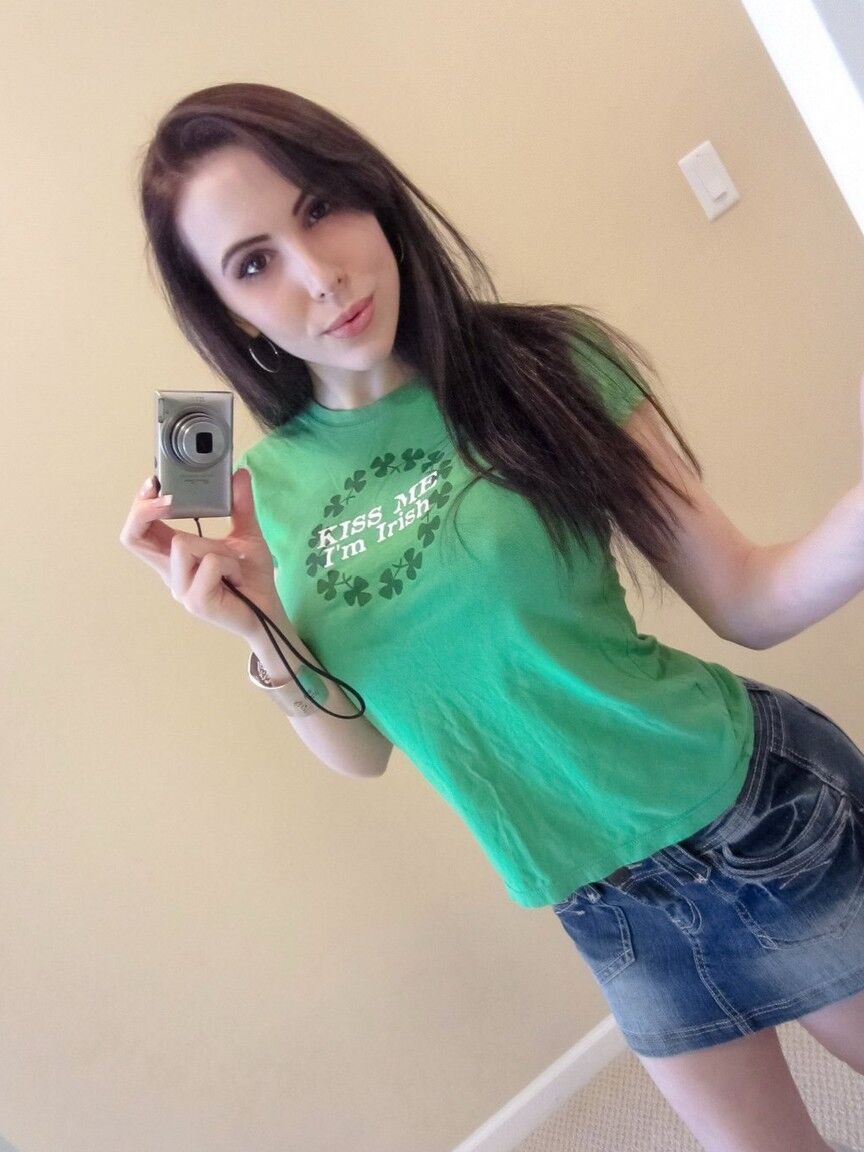 15P A garota amadora Katie Banks tira selfies de seus peitos enormes com meias esportivas