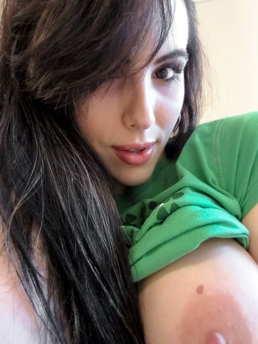 15P A garota amadora Katie Banks tira selfies de seus peitos enormes com meias esportivas
