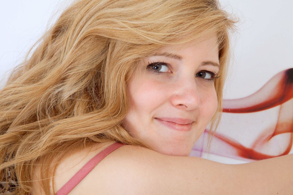 16P La fantástica rubia Dianne exponiendo su coño perfectamente recortado y sus calientes tetas