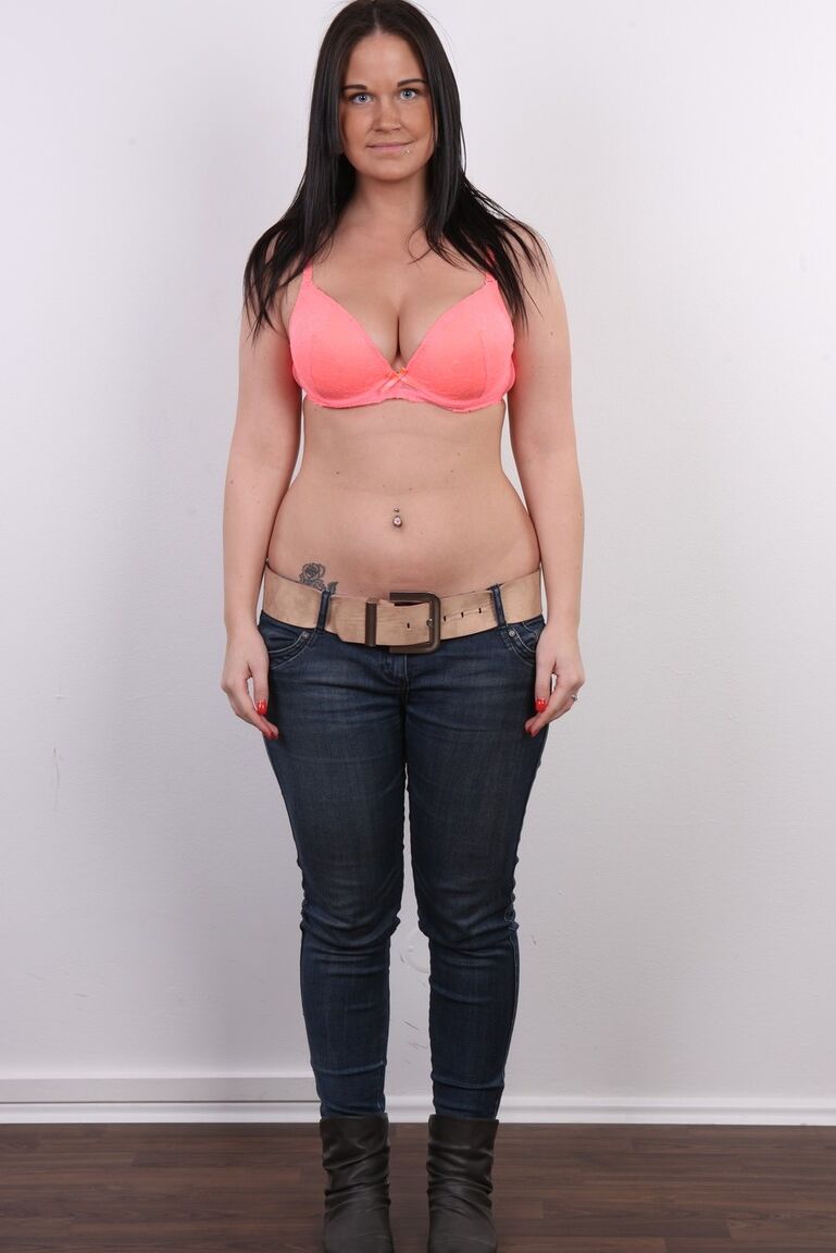 20P La regordeta amateur Denisa se desnuda después de que su ropa desaparece milagrosamente